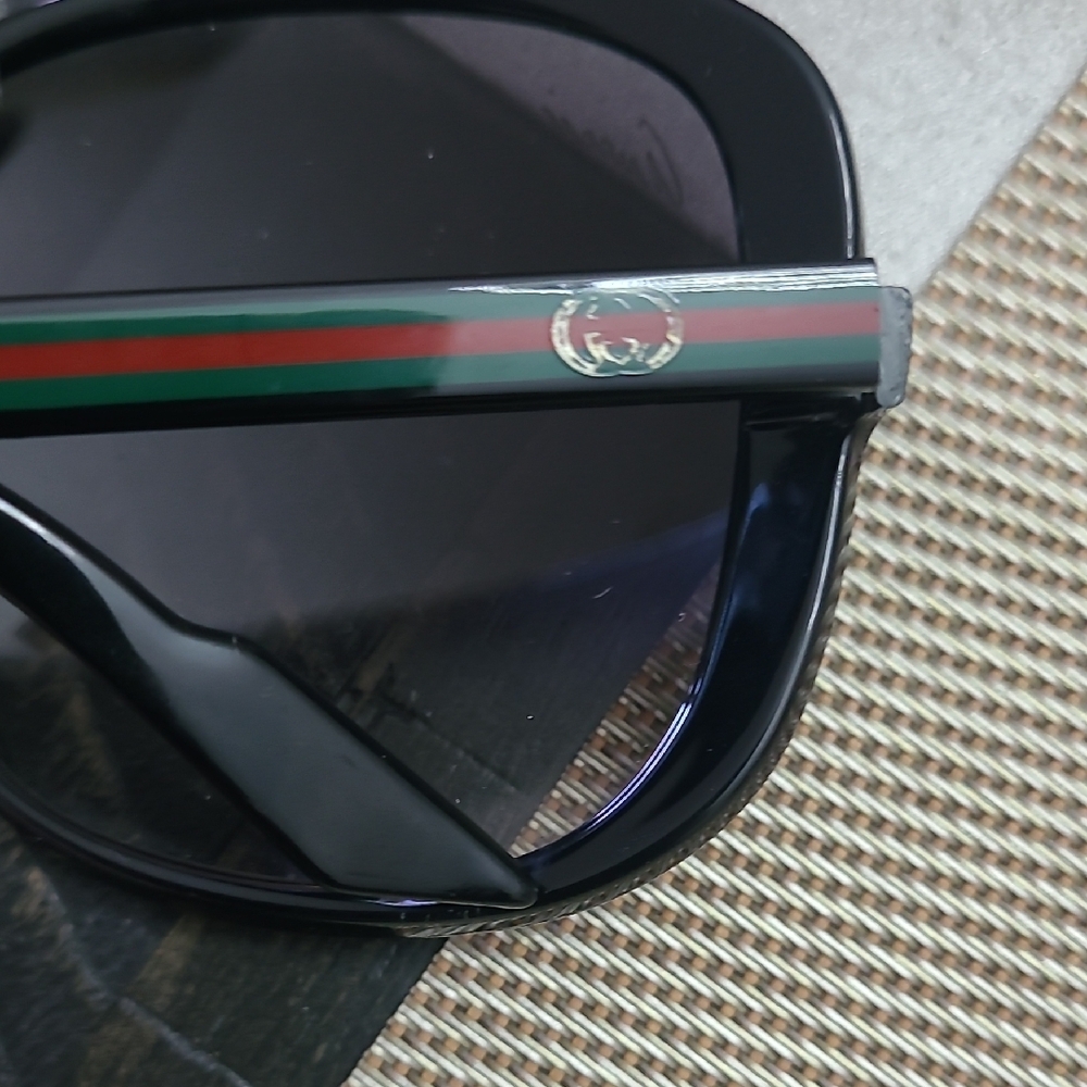 Gucci Black Oversized Women's Sunglasses with Green-Red Stripe Case - Picture 3 of 5